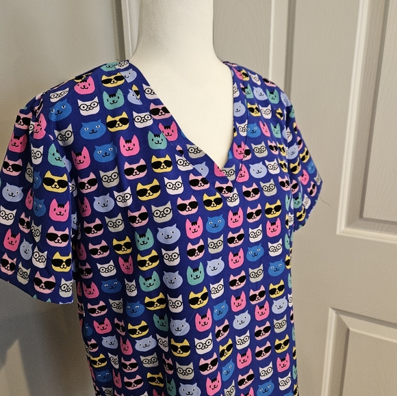 Cat Faces Scrub Top - Picture 4 of 4
